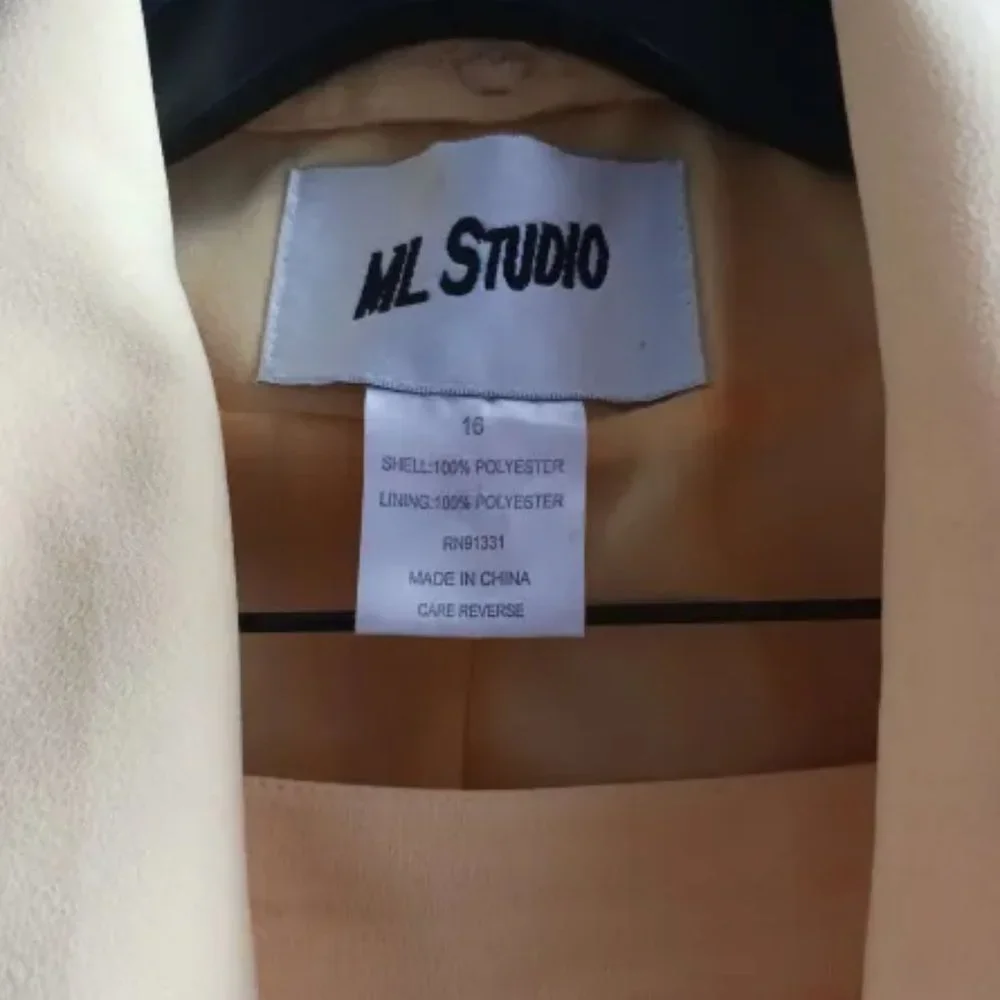 Women's two piece suit - Picture 2 of 8